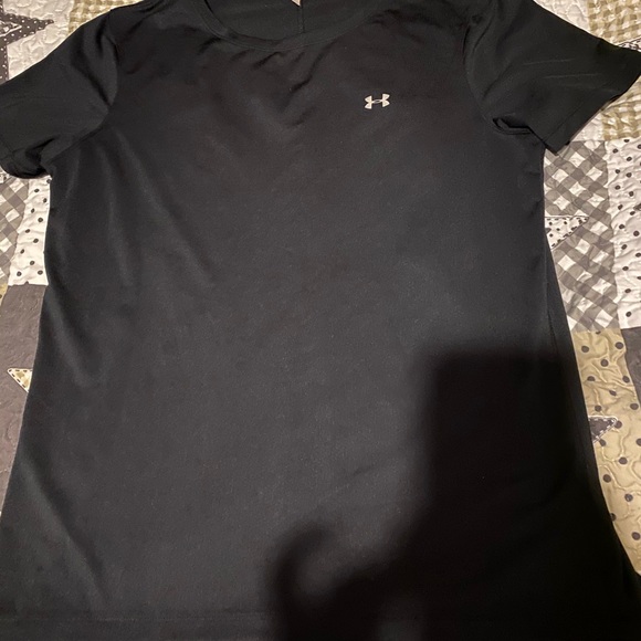 Under Armour Tops - Black under armor tee